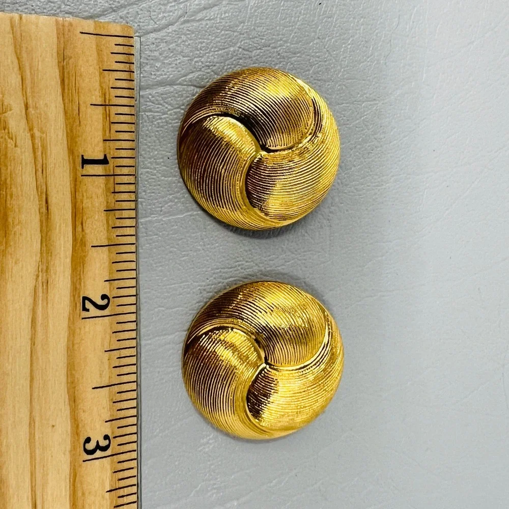 Vintage Gold Tone Swirl Dome Pierced Earrings‎ Textured Ribbed Design